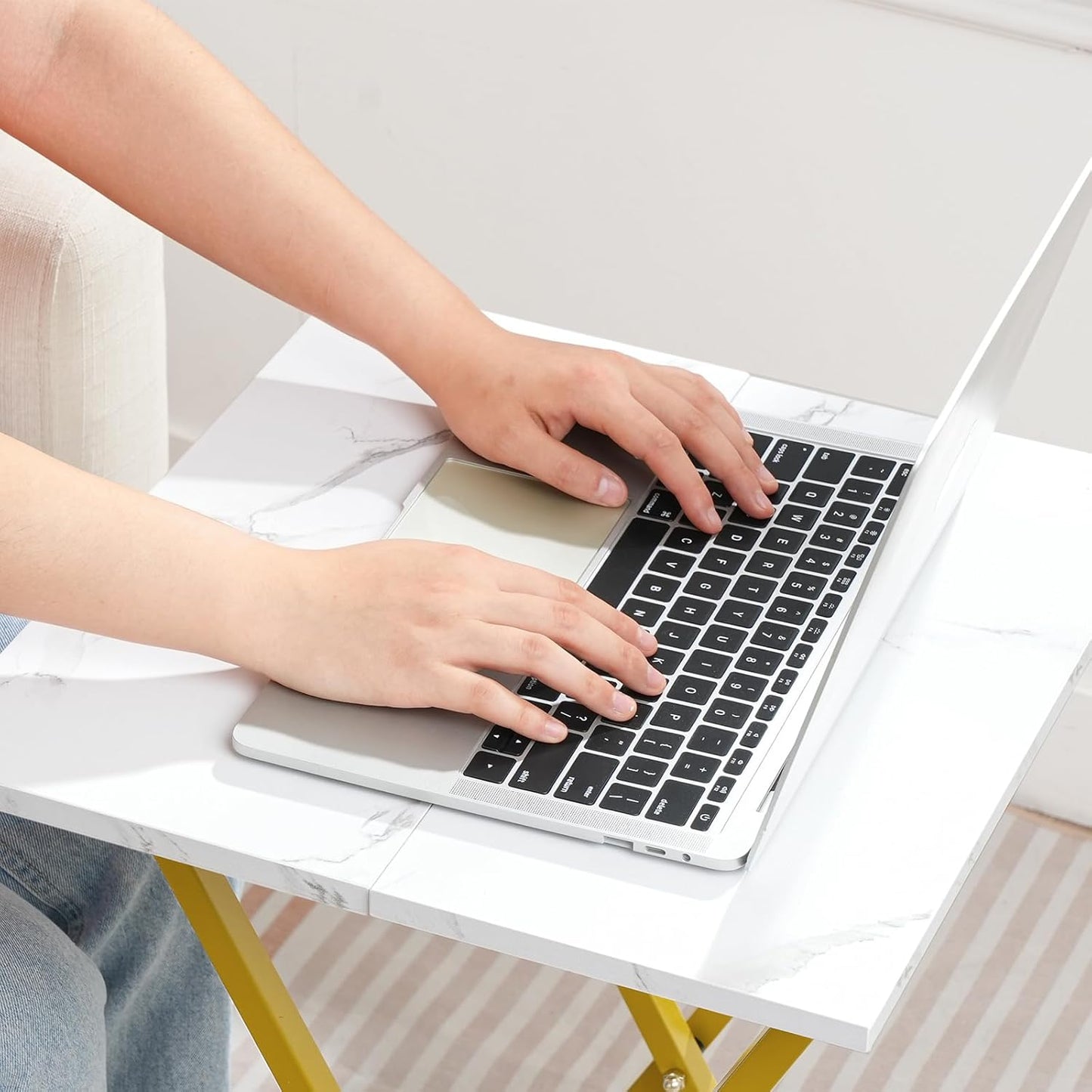 HOOBRO Folding TV Tray Table, Wooden TV Tray, Portable Sofa Side Snack Table, Industrial Desk for Small Spaces, Space-Saving, Easy to Install and Fold, Marble and Gold DM27BZ01