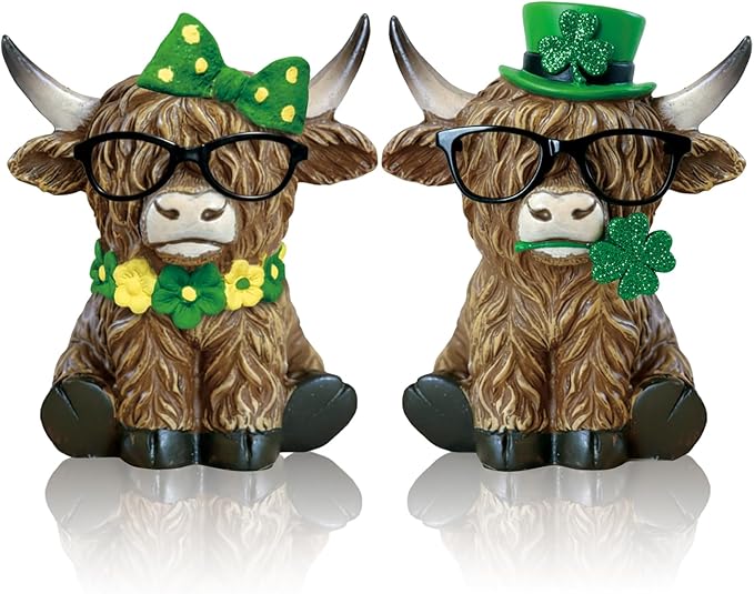 Simgoing 2 Pack St Patrick's Day Highland Cow Figurines Irish Shamrocks Gnomes Resin Leprechaun Green Highland Cow Statue Scottish Calf Lovers Gifts Table Decor for Home Office Garden Kitchen