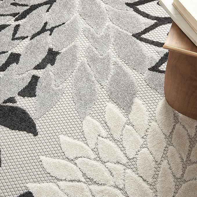 Nourison Home Aloha 48" Round Fabric Indoor/Outdoor Rug in Black/White Finish