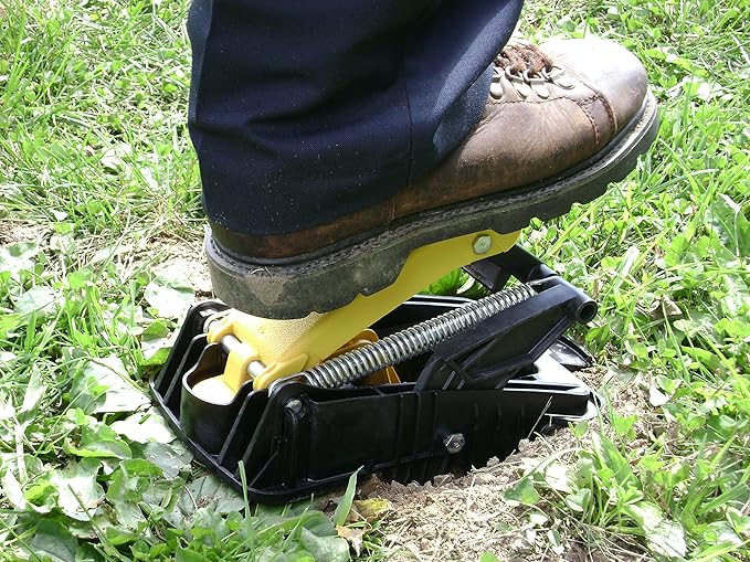 Tomcat Mole Trap, Innovative and Effective Mole Remover Trap Kills Without Drawing Blood, Reusable and Hands-Free, 2 Traps